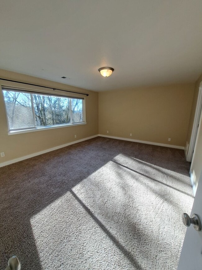 Building Photo - Secluded 5 bedroom Amazing Views Green Space