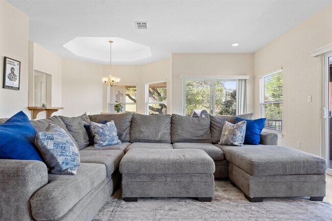 Building Photo - 104 Kings Way