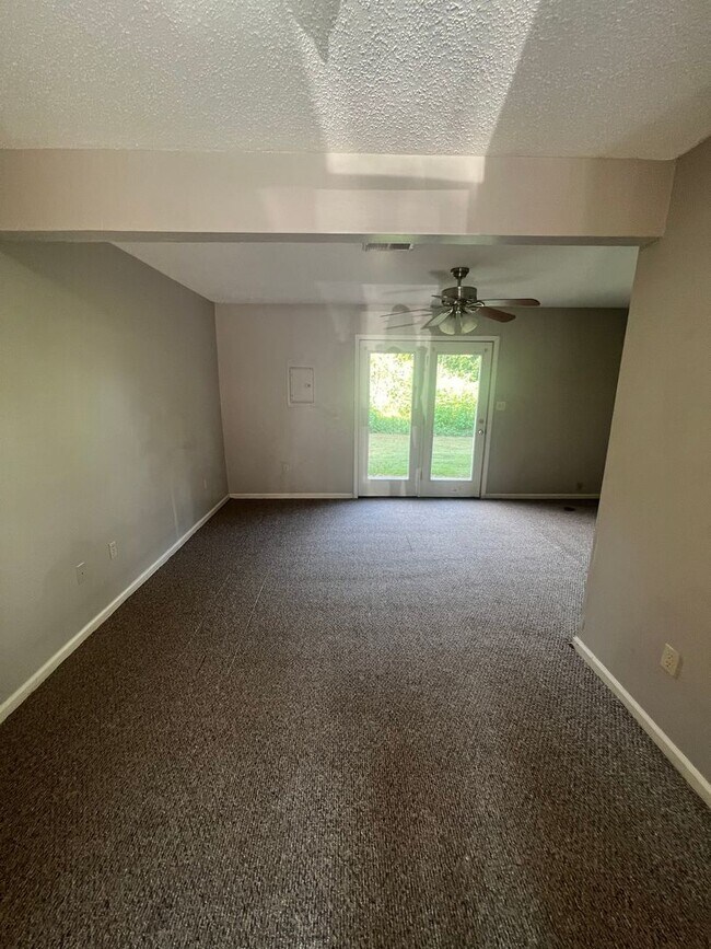Building Photo - Desirable Modern Townhouse in Martin!