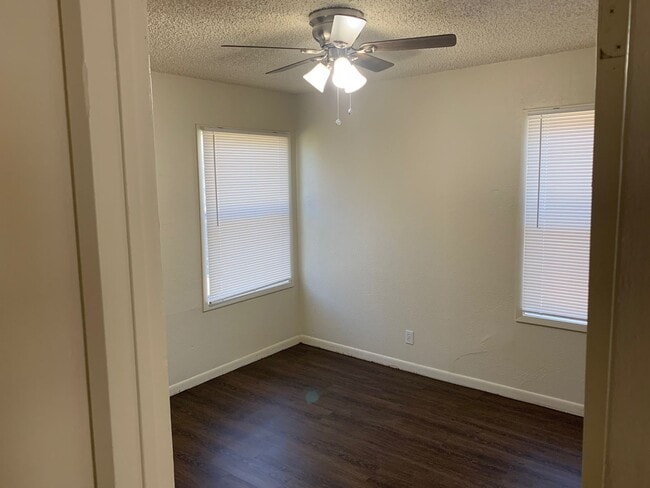 Building Photo - AVAILABLE NOW!!! Cozy 3/1/1/ in Arlington