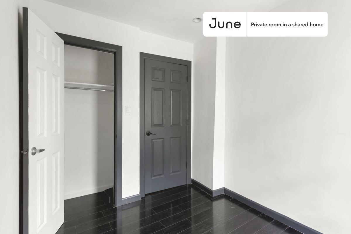 Building Photo - Private bedroom in 3 bed/1 bath Home