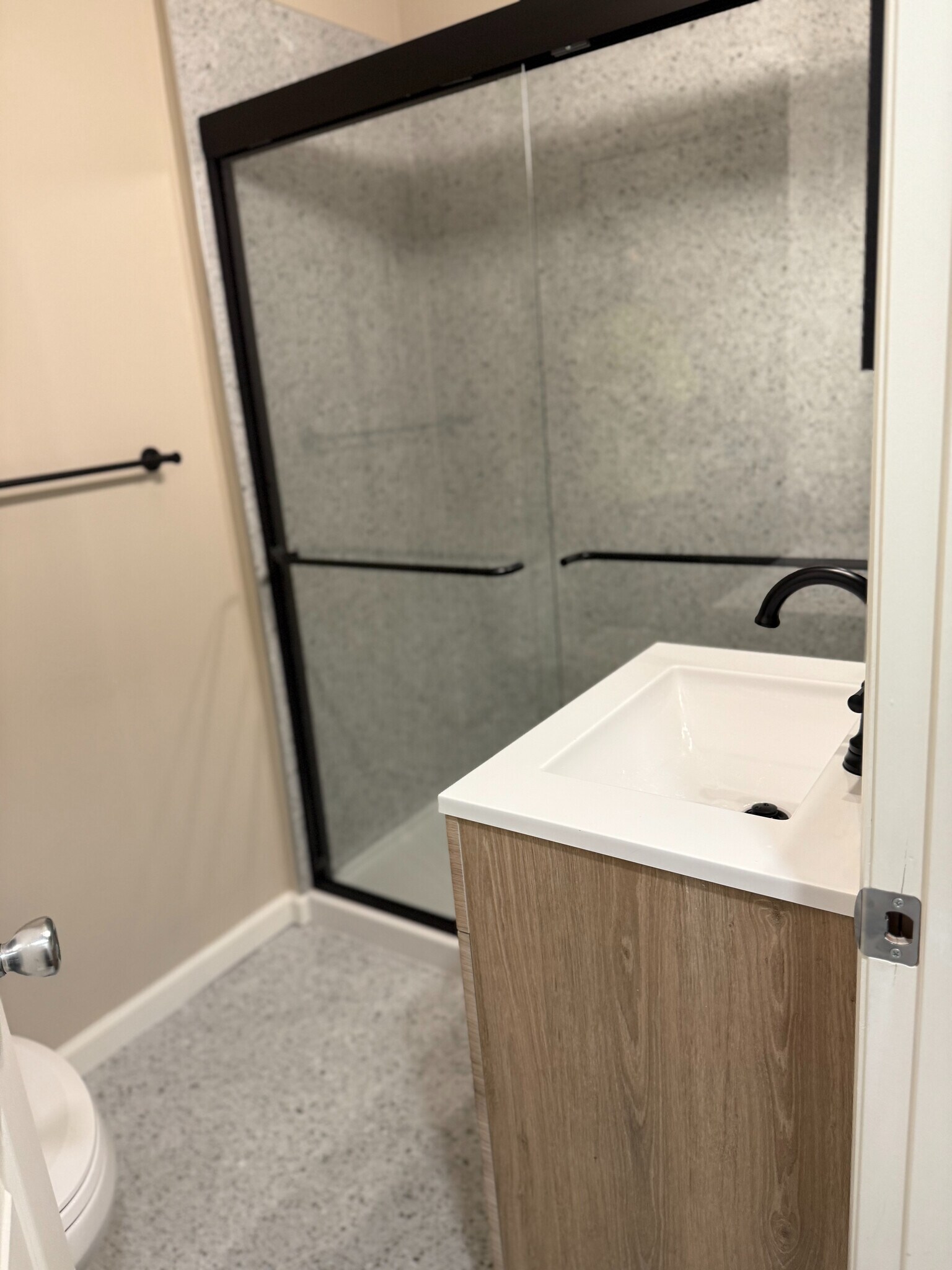 Building Photo - Room in Apartment on Liberty St