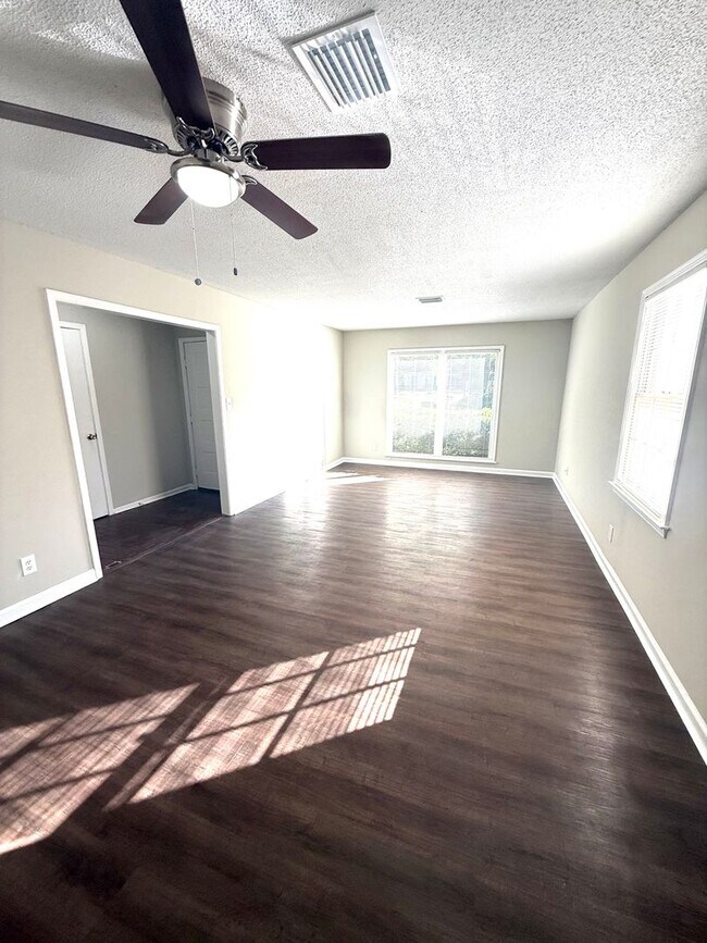 Building Photo - ** 4 bed 2 bath located in Woodmere Park *...