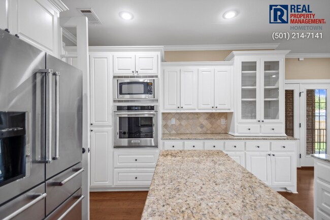 Building Photo - 4040 Robinwood Cir
