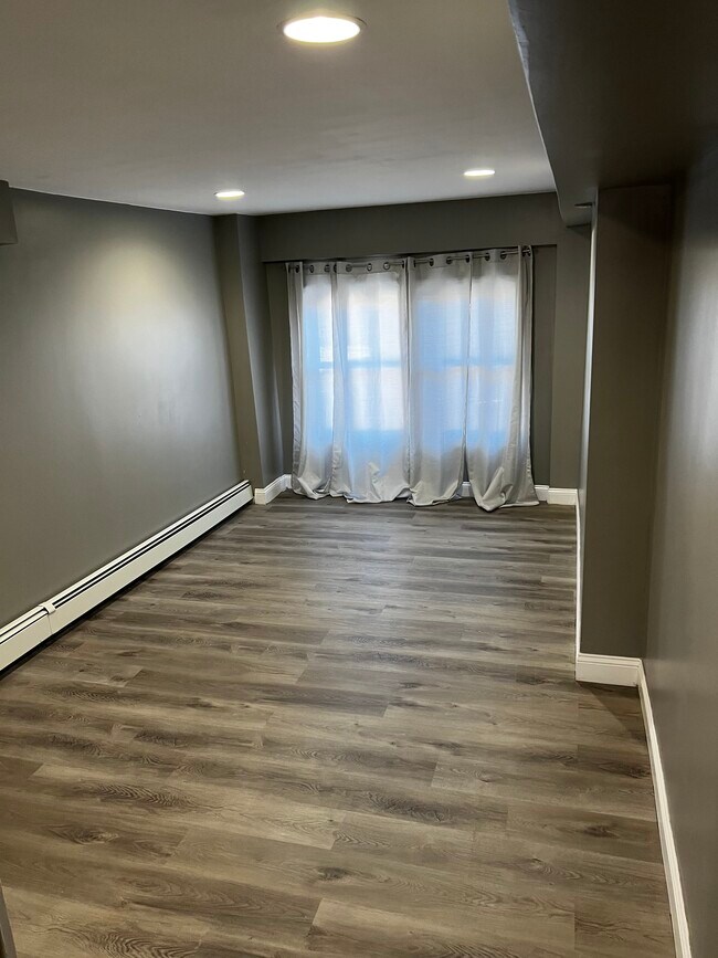 Building Photo - 8464 Little Neck Pkwy
