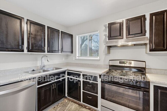 Building Photo - 900 Paddock Dr