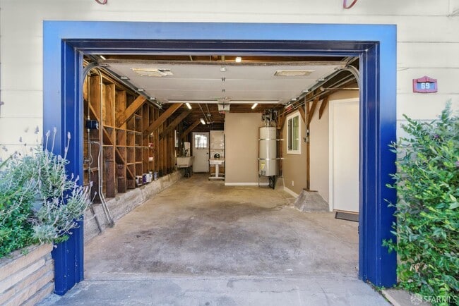 Building Photo - 69 Carver St