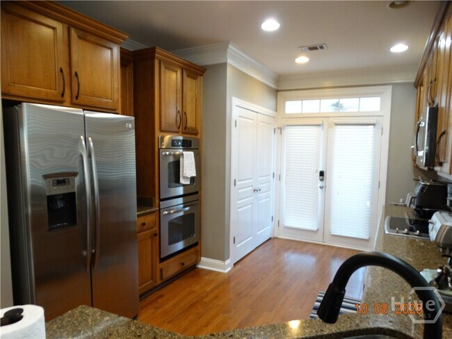 Building Photo - 323 Lakeview Dr