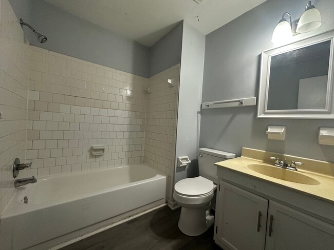 Building Photo - Available Now! Townhouse in Jacksonville