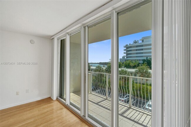 Building Photo - 10350 W Bay Harbor Dr
