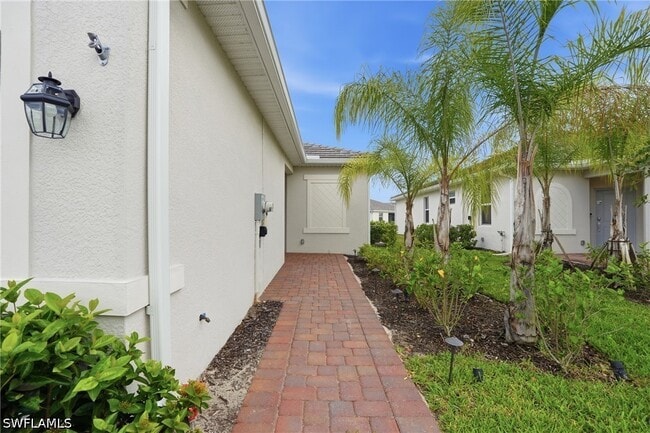 Building Photo - 2215 Dragonfruit Wy