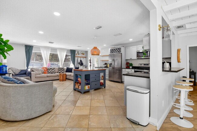 Building Photo - 320 Riverdale Rd