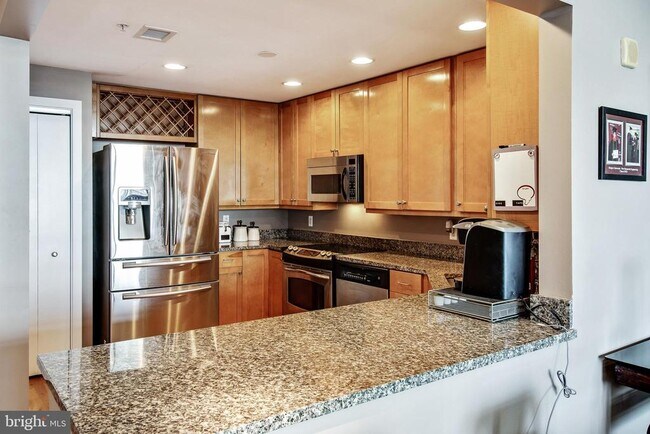 Building Photo - 717 S Christopher Columbus Blvd