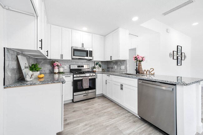 Building Photo - 5130 Riverwood Dr