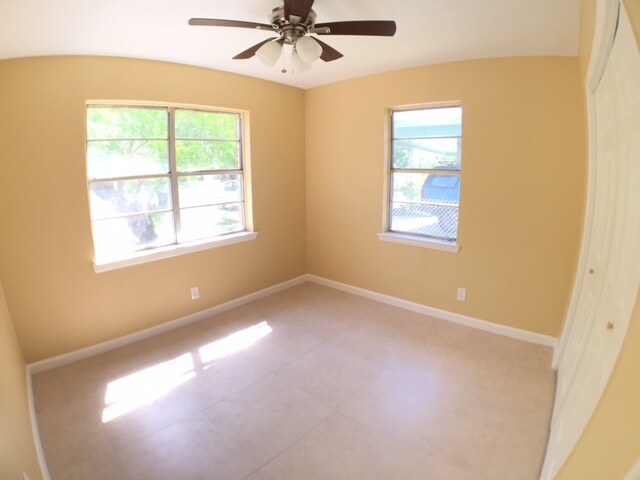 Building Photo - 823 S 17th Ave