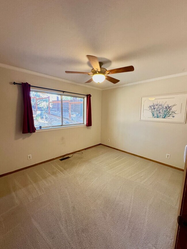 Building Photo - Gorgeous Confidence Home!!