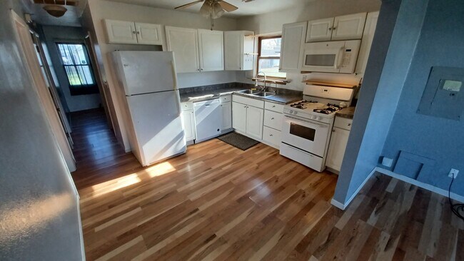 Building Photo - Cute 2 Bedroom House with detached garage