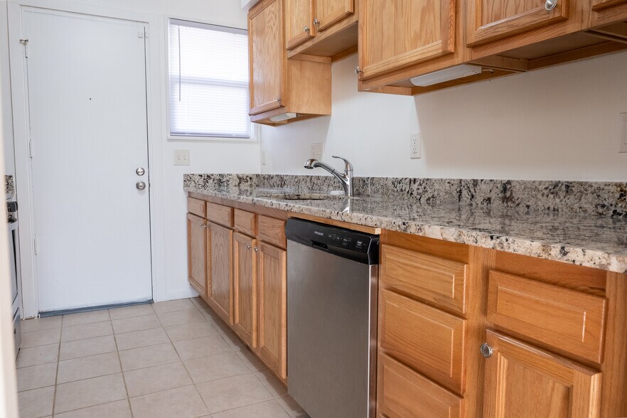 Building Photo - 2027 Barlowe Pl