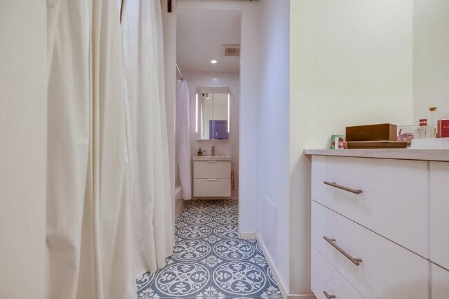 Building Photo - 999 N Doheny Dr