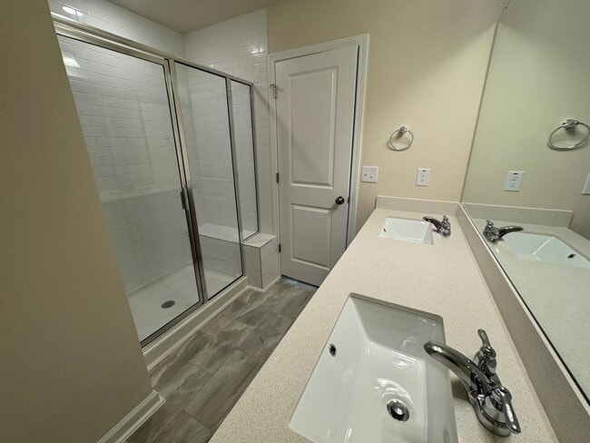Building Photo - Stunning 3BR 2.5BA Townhome in Jamestown