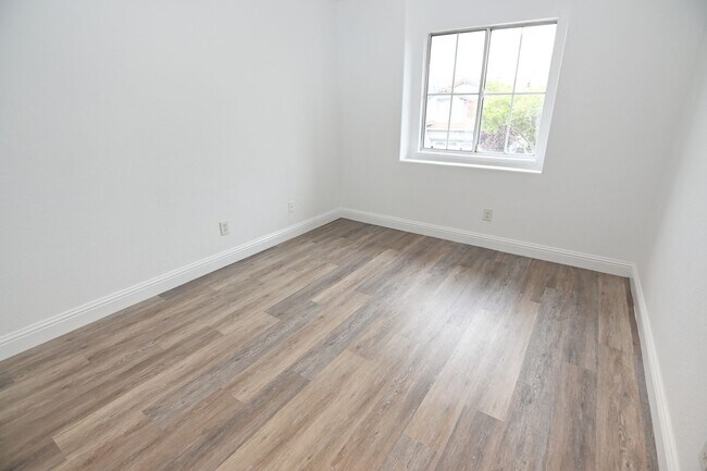 Building Photo - Stunning 5-Bedroom 3 bath 2 story Home in Prime North San Jose Location.