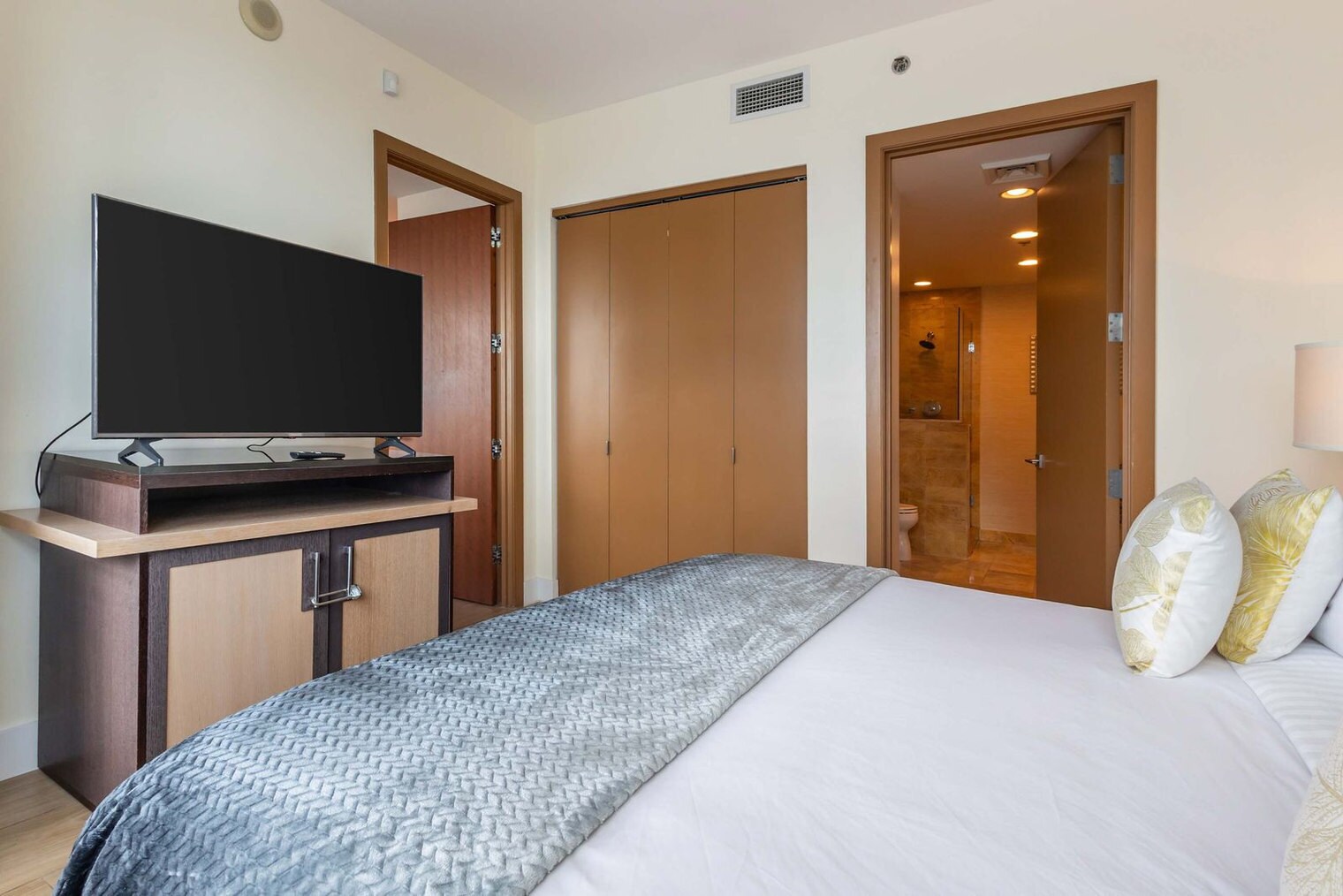 Building Photo - 1395 Brickell Bay Dr