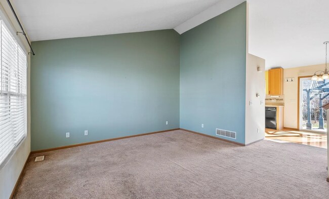 Building Photo - 3 Bedroom With Great Layout!!