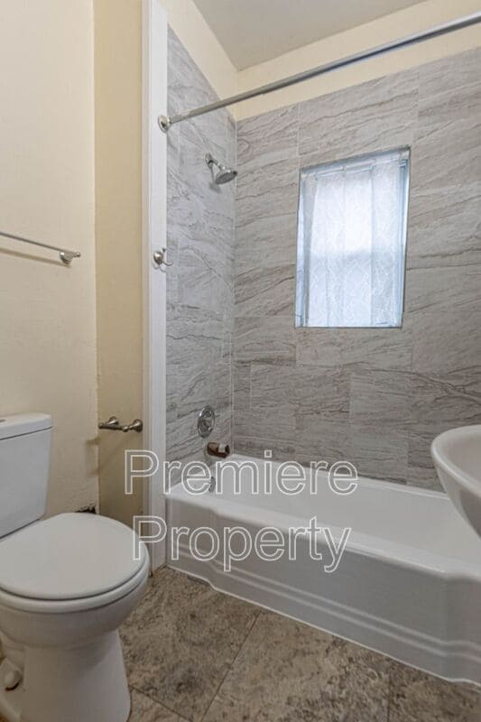 Building Photo - 205 S Willis Ave