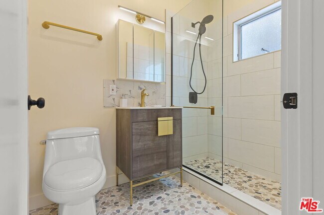 Building Photo - 621 Rose Ave