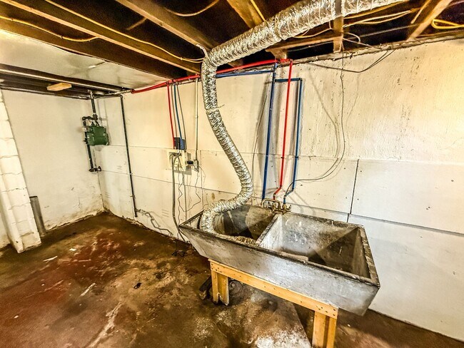 Building Photo - For Rent – Nicely Updated 3-Bedroom Home i...