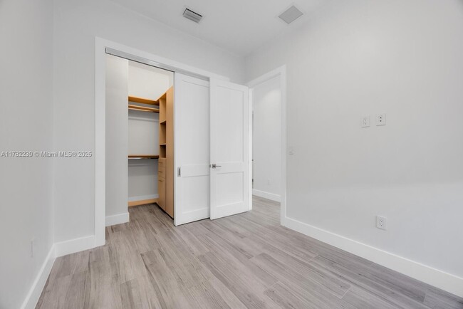 Building Photo - 2426 SW 25th St