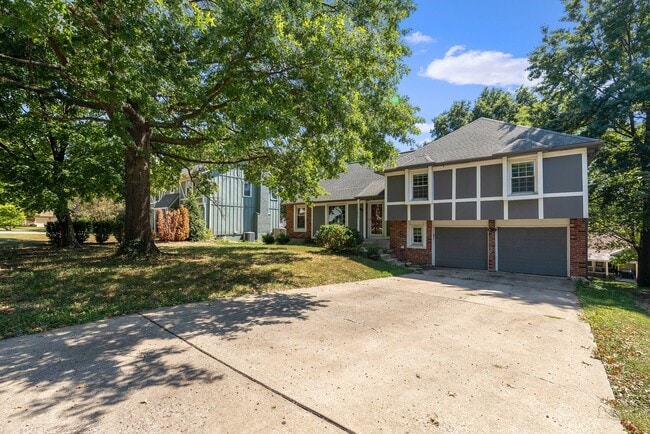 Building Photo - Spacious Overland Park 4 Bedroom Home - Av...