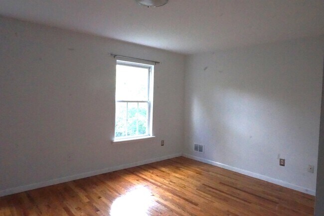Building Photo - 342 Forrest St