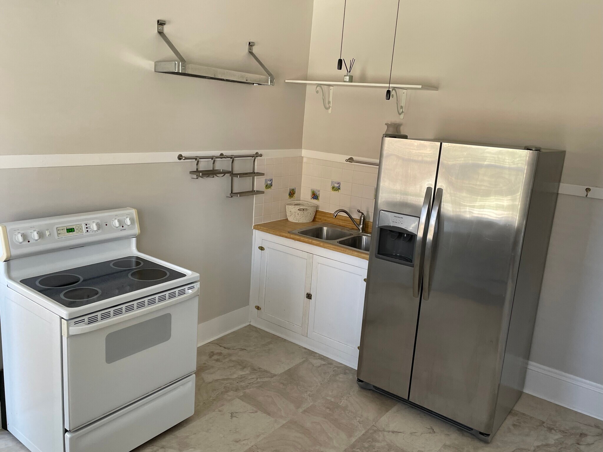 Kitchen View 1 - 821 N Oneida St