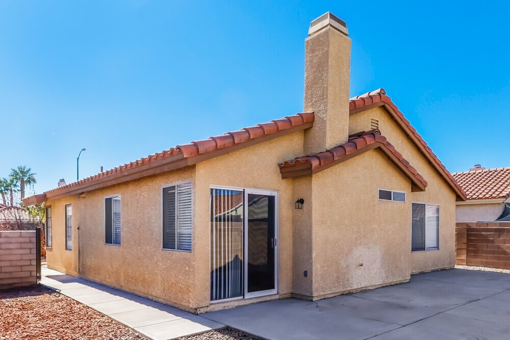 Building Photo - 7668 Kalmalii Ave