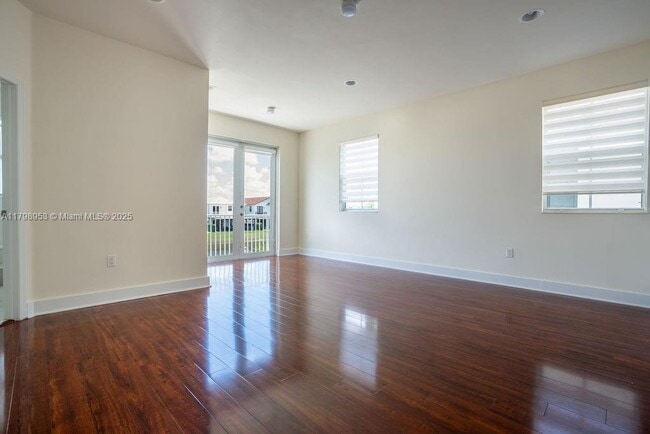 Building Photo - 10464 NW 70th Ln