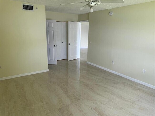 Building Photo - 5061 Wiles Rd