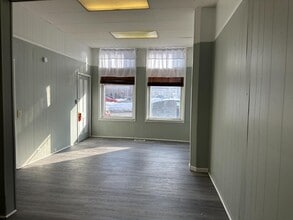 Building Photo - 752 Main St