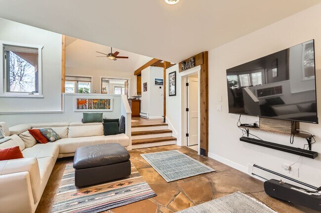 Building Photo - Peaceful 4 BDR Retreat in West Boulder