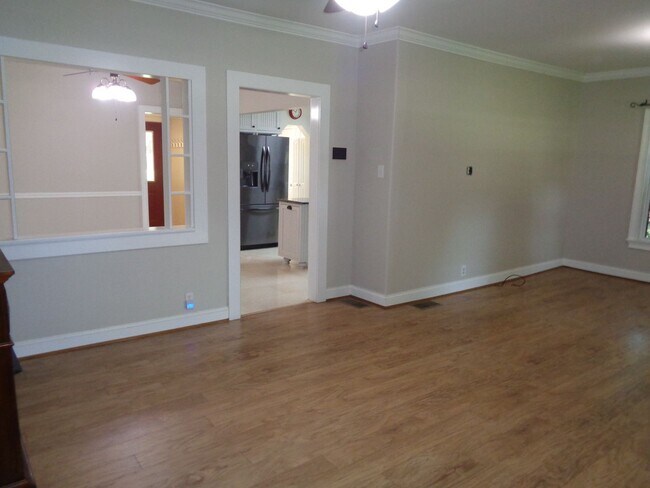 Building Photo - Lots of Space-Big Yard