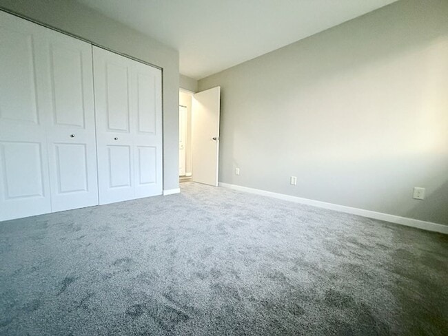 Building Photo - 2 Bedroom 1 Bathroom Lower