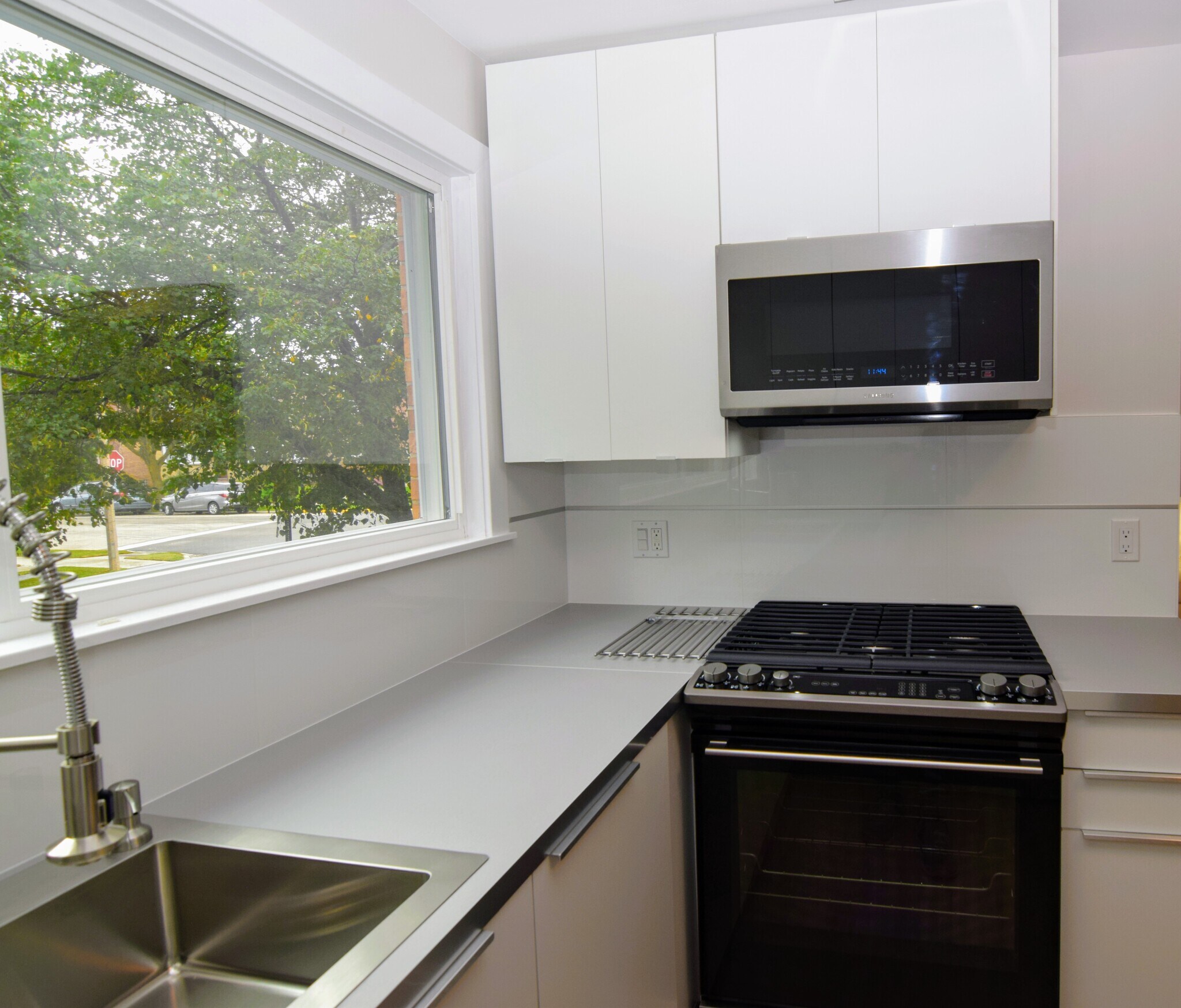 Fully Finished 1 or 2 bd, parking, balcony - 9003 Bronx Ave
