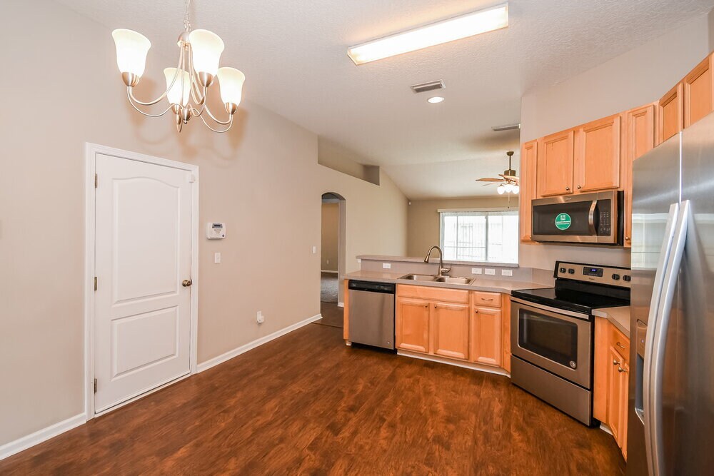 Building Photo - 14011 Crestwick Dr W