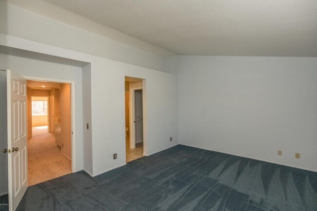 Building Photo - Modern Comfort Meets Tranquil Living in Newbury Park