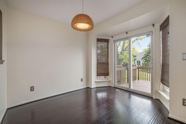 Building Photo - 3088 Village Cir