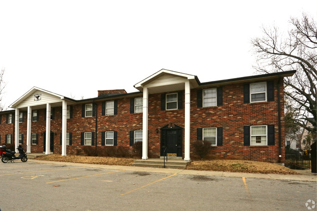 Building Photo - Colonial Oaks