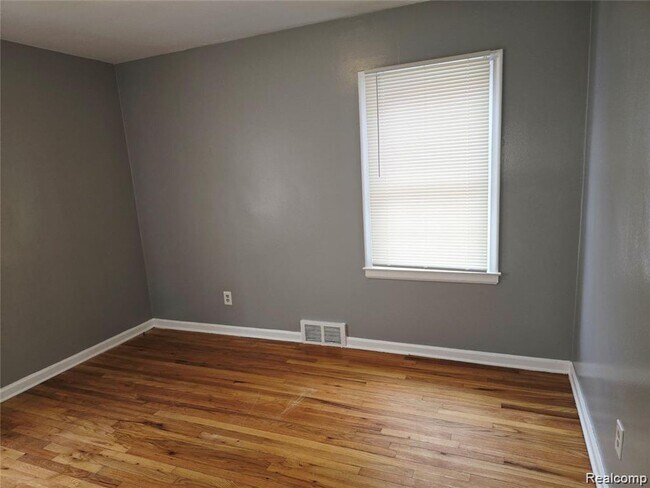 Building Photo - WELL MAINTAINED 3 BEDROOM 1.5 BATH BRICK BUNGALOW LOCATED IN ESTABLISHED WEST DEARBORN NEIGHBORHOOD