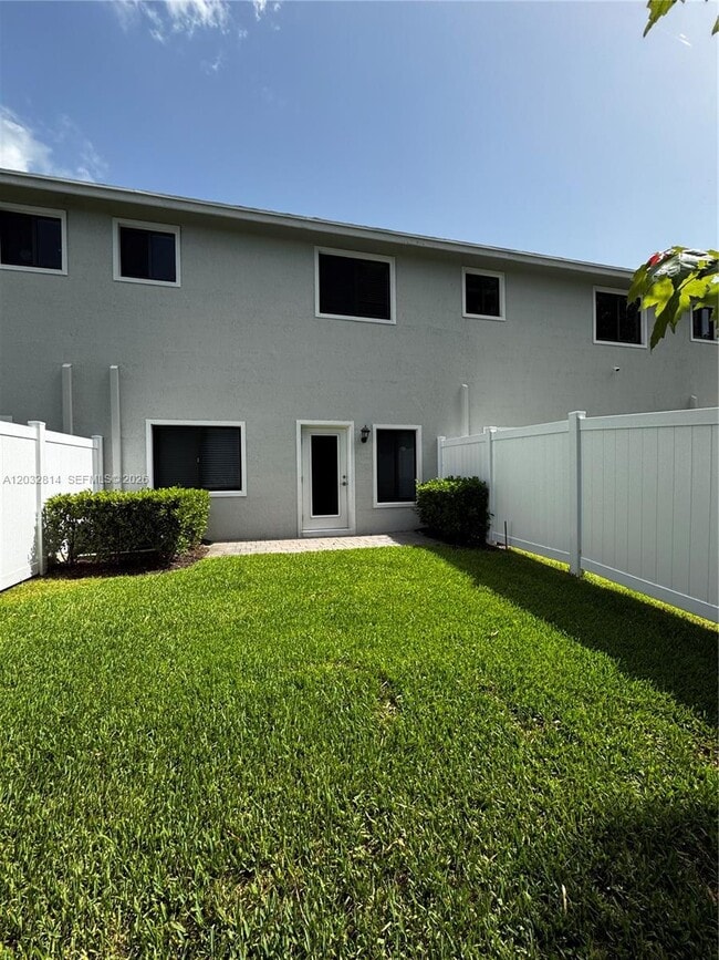 Building Photo - 4860 Dillon St