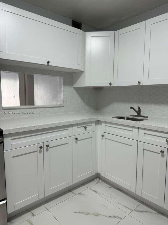 Building Photo - 1480 W 46th St