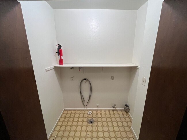 Building Photo - 2318